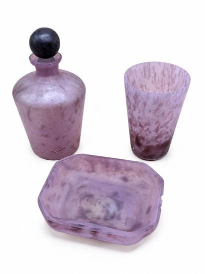 LORRAIN 
Garniture de toilette en verre marmoréen...