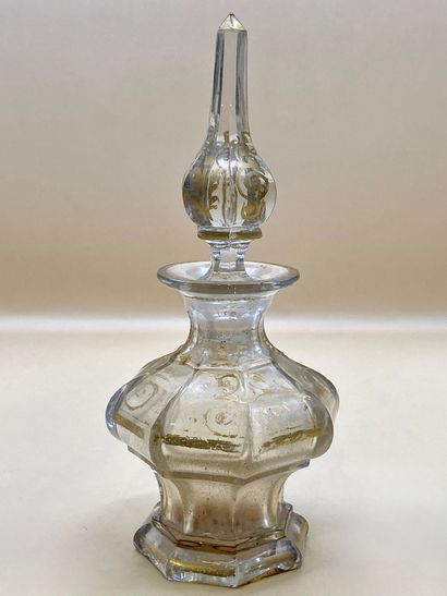BACCARAT 
Flacon en cristal à panse enflée...