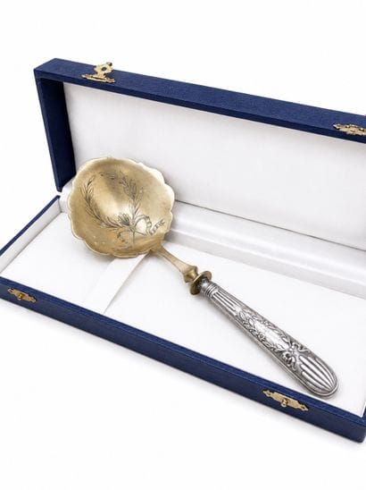 Cuillère de service, le manche en argent...