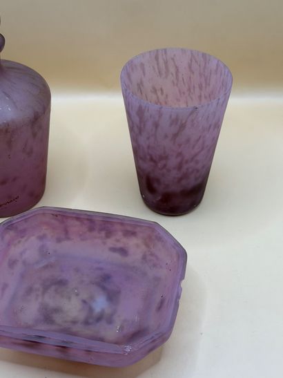 LORRAIN 
Garniture de toilette en verre marmoréen...