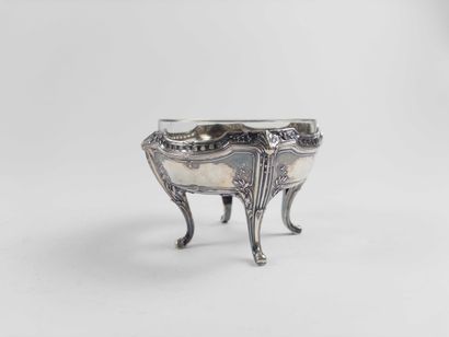 Sugar bowl. 
Resting on four curved feet....