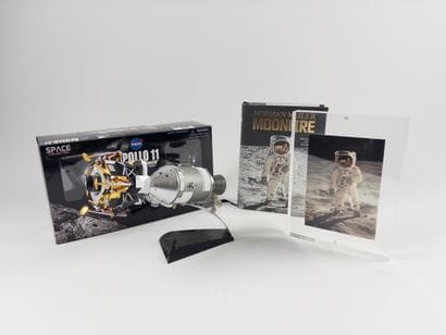Apollo 11.
Lot. 1/72 replica of the probe,...