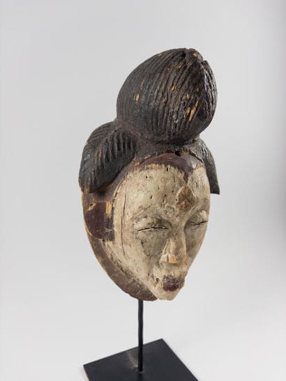 Punu.
Mask. Carved and polychromed wood....