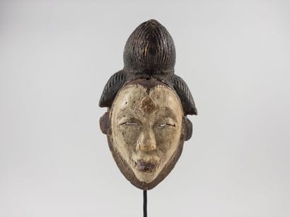 Punu.
Mask. Carved and polychromed wood....