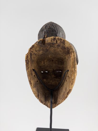 Punu.
Mask. Carved and polychromed wood....