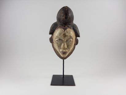Punu.
Mask. Carved and polychromed wood....