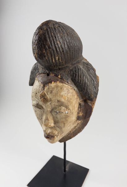 Punu.
Mask. Carved and polychromed wood....