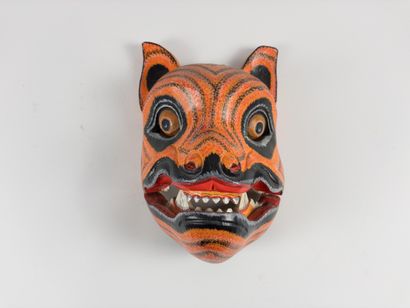 Nepal.
Articulated feline mask. Polychromed...