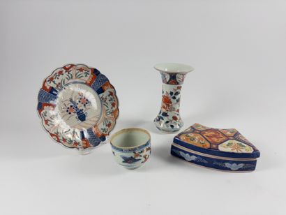 Imari. 
Set consisting of a small cornet...
