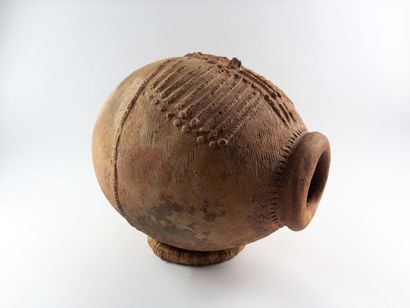 Bura.
Funerary urn. Terracotta. Niger. Presented...