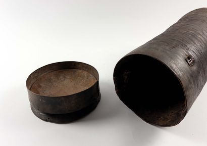 Large container.
Cylindrical in shape. Wood....