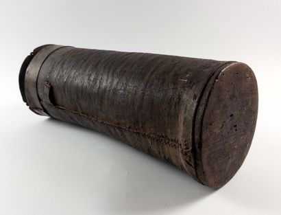 Large container.
Cylindrical in shape. Wood....