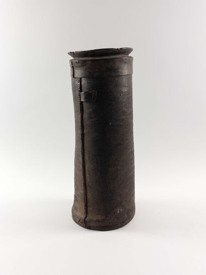 Large container.
Cylindrical in shape. Wood....