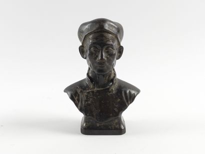 Duc Loi.
Old Tonkinese woman. Bronze. Signed....