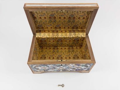 Dome-shaped case.
Resting on four feet and...