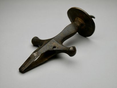 Poignée d’épée Talwar
Inde
Bronze
19ème siècle
Hauteur...