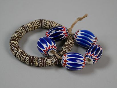 2 bracelets en perles (verre et terre-cuite)
Afrique
Bracelet...