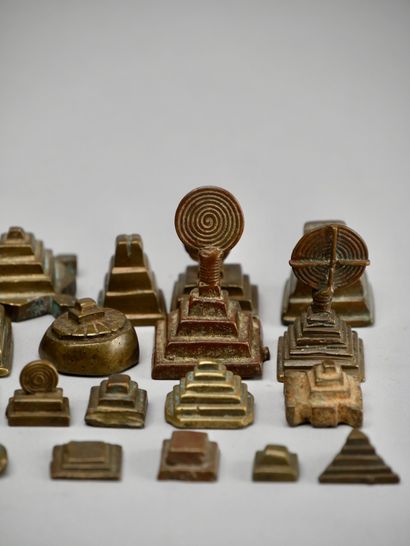 Ensemble de 40 poids à peser l'or Akan, Ghana
Laiton
Poids...