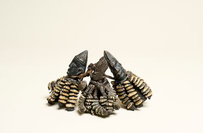 Charme composé de trois figure Eshu Yorouba,...