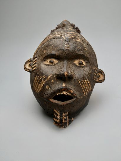 A mask
Africa, Nigeria?
Height: 23 cm
Anthropomorphic...