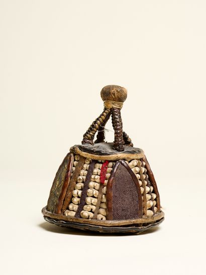 Box lid ile ori yorouba Nigeria
Skin, cowrie...