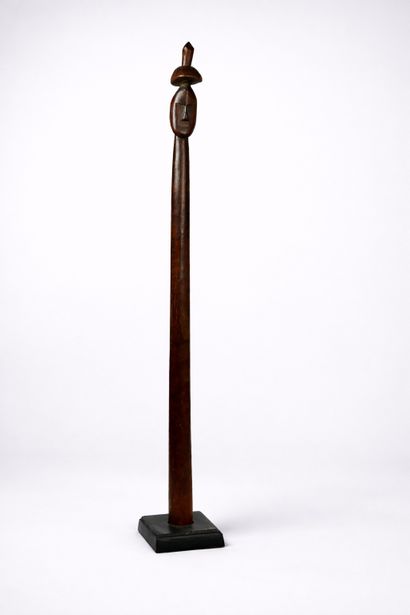 Club, Vanuatu
Bois, H : 102 cm
Le long manche...