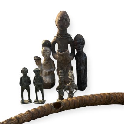 Travail africain 
Ensemble de statuettes...