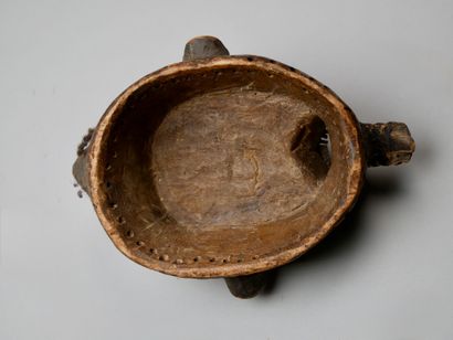 A mask
Africa, Nigeria?
Height: 23 cm
Anthropomorphic...