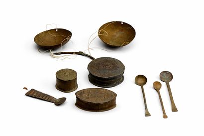 Ensemble comprenant 3 boîtes, 4 cuillères...