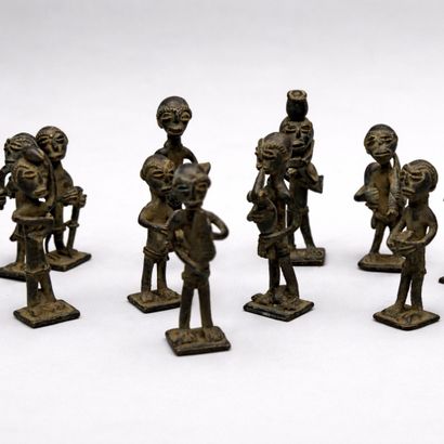 Ensemble de onze personnages Akan, Ghana
Laiton
Personnages...