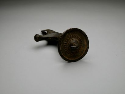 Poignée d’épée Talwar
Inde
Bronze
19ème siècle
Hauteur...