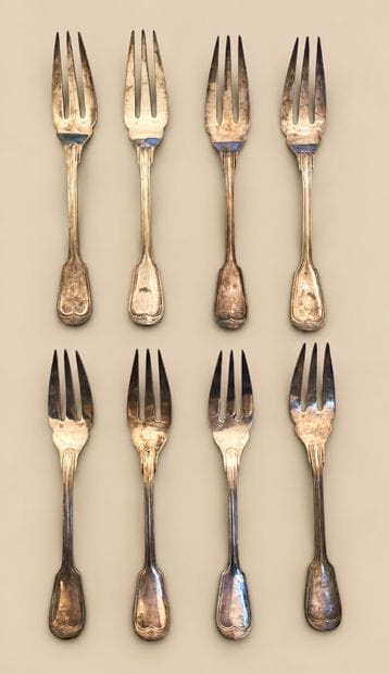Une fourchette à trois dents et un couteau...