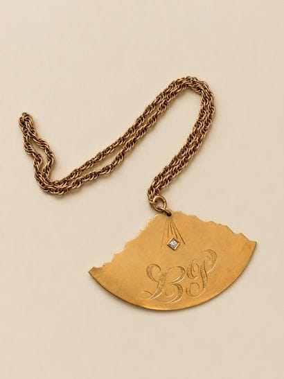 Collier comprenant 
- pendentif en forme...