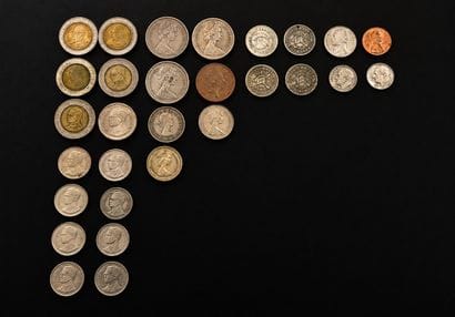 Lot de pièces étrangères. 
- 5 pièces de...