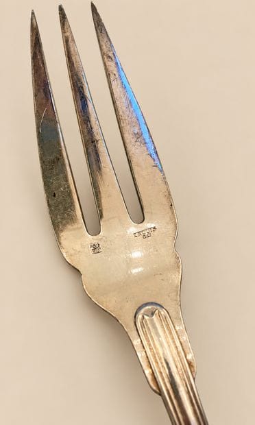 Une fourchette à trois dents et un couteau...