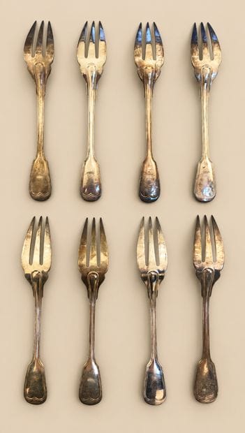 Une fourchette à trois dents et un couteau...