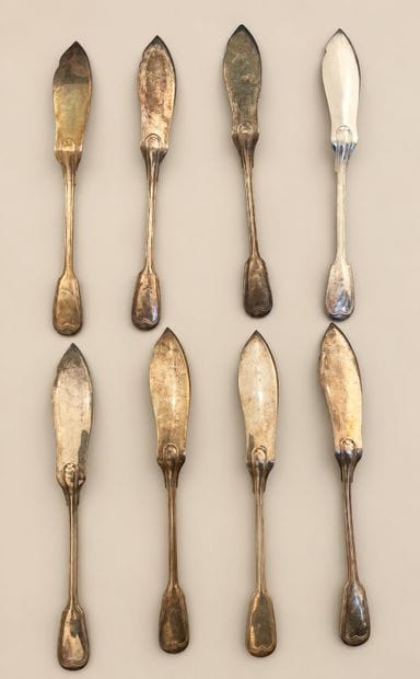 Une fourchette à trois dents et un couteau...