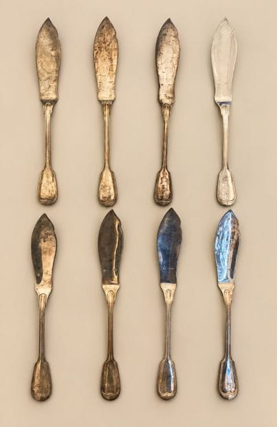 Une fourchette à trois dents et un couteau...