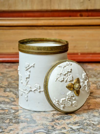 Small covered pot in white porcelain, decorated...