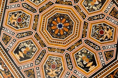 Large octagonal tray in fine polychrome hardstone...