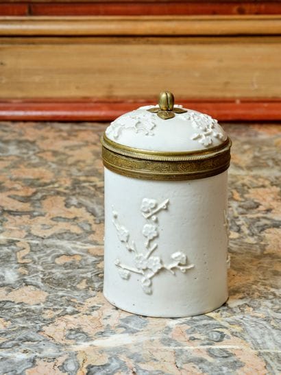Small covered pot in white porcelain, decorated...
