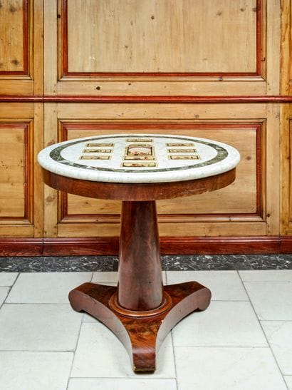 Pedestal table in burled mahogany veneer,...