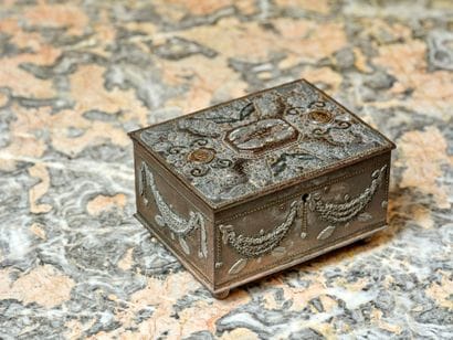 Small jewelry box.
Manufacture impériale...