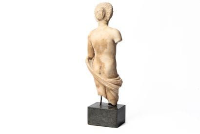 IN THE TASTE OF ANTIQUITY
Venus
Carved marble
H_53...