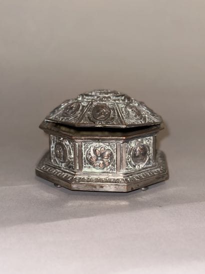 SERRE-BIJOUX en bronze argenté à décor de...