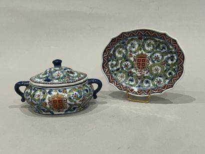 CHINA - Covered oval SUCRIER and its porcelain...