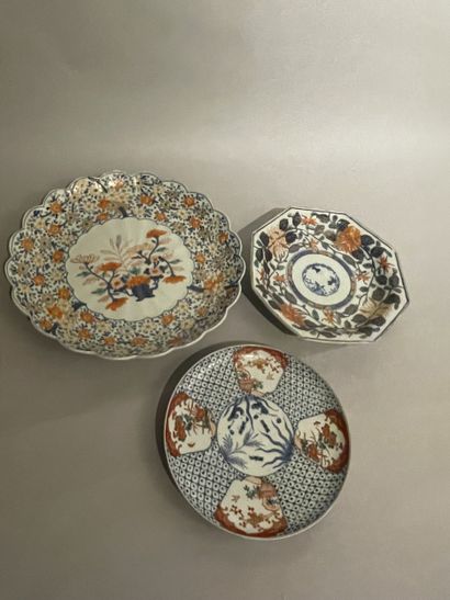 JAPAN - Set comprising: Two polylobed PLATES...