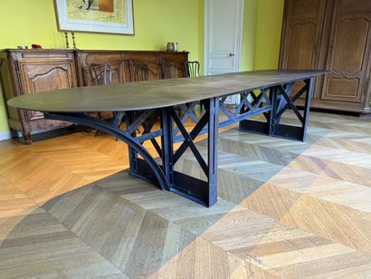 Large TABLE in patinated metal, the top in...