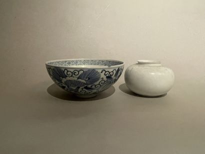 CHINE - COUPE en porcelaine blanc-bleu à...