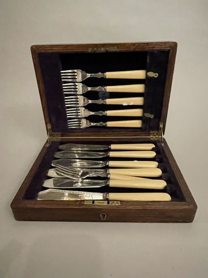 Six silver-plated metal fish cutters with...